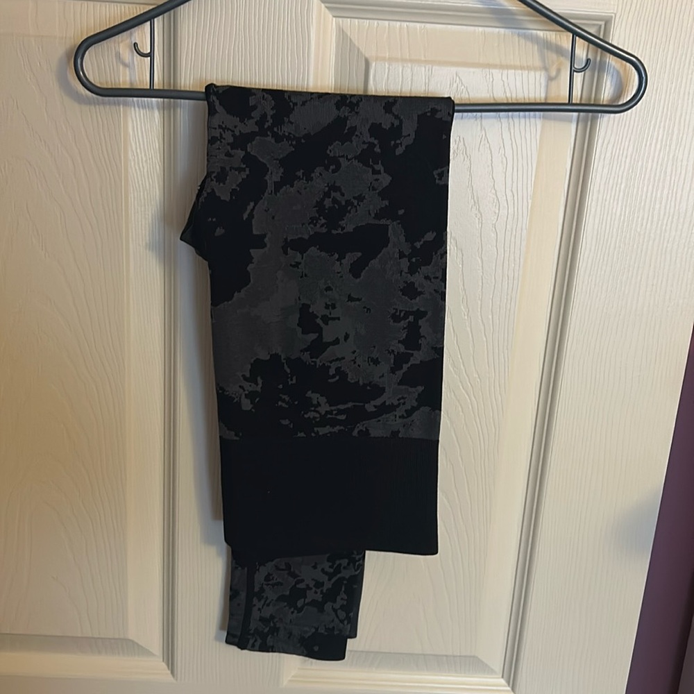 SIZE LARGE.  Abstract print black and gray leggings.  ANYBODY brand